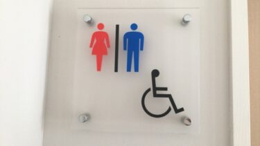 新幹線でトイレに行く時の荷物はどうする？｜盗難リスク・置き場所・マナーまで徹底解説