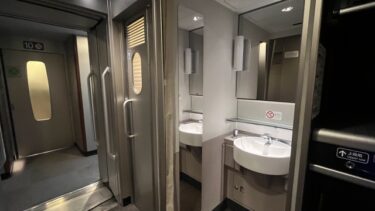 新幹線のトイレの鍵はどう使う？仕組み・安全性・緊急時の対処をわかりやすく解説